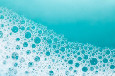 Köpük köpük. Beyaz köpüklü mavi su. Köpüklü sabun köpüğü. mavi baloncuk arkaplanı.