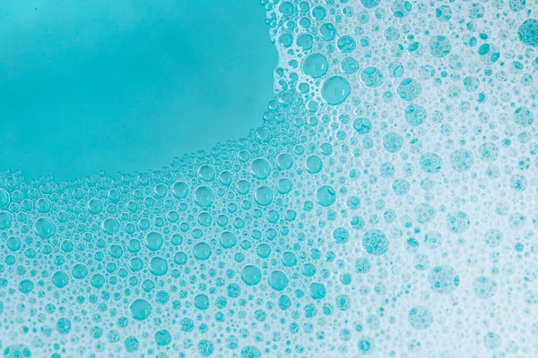 Bolhas de espuma.Água azul com bolhas de espuma.Espuma de água sabão Suds. bolhas de sabão fundo. — Fotografia de Stock