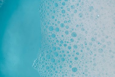 Köpük köpük köpük. Beyaz köpüklü mavi su. Köpüklü sabun köpüğü. .