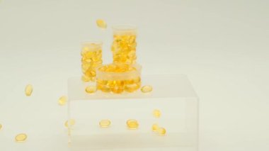 Morina ciğeri yağı. Omega-3. Beyaz arka planda şeffaf şişelerde balık yağı kapsülleri. Uçan kapsüller. Omega yağ asitleri. Doğal Vitamin ve Beslenme İlaçları..