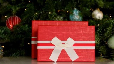 Noel ağacının arkasında kırmızı hediye kutuları. Noel hediyeleri. Yeni yıl tatili
