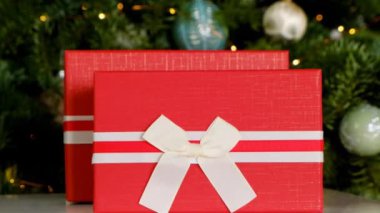  Noel ağacı arka planında hediye kutuları. Noel ve Yeni Yıl Tatili