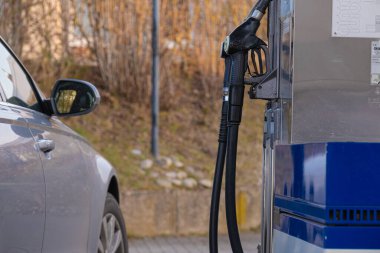 Benzin istasyonu. Benzin istasyonundaki araba. Araba, yakıt ikmali, yakın çekim. Avrupa 'da yakıt fiyatı..