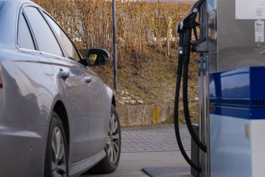 Araba, yakıt ikmal silahları ve eldivenler. Avrupa 'da yakıt fiyatı. Benzin istasyonu.. 