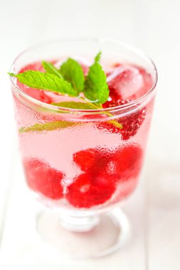 Ahududu kokteyli. Ahududu içkisi. Ahududu pembesi içeceği. Ahududu aromalı buz küpleri.