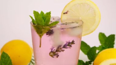 Kokteyli tazeliyorum. Lavanta kokteyli ve lavanta çiçekleri..