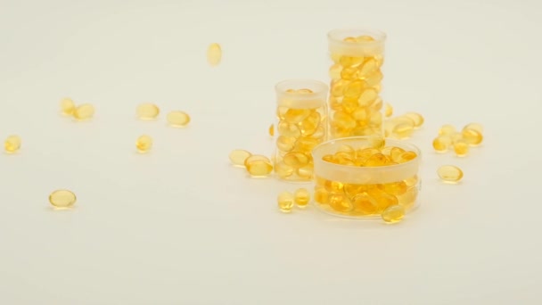 Omega-3.Tresčí olej. Tobolky rybího tuku v laboratorních baňkách — Stock video