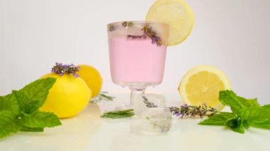 Kokteyli tazeliyorum. Lavanta kokteyli ve lavanta çiçekleri..