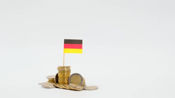 Οικονομία της Γερμανίας. Χρηματοδότηση στη Γερμανία. Γερμανικός προϋπολογισμός. Αποσβέσεις του νομίσματος του ευρώ. Οικονομική ύφεση στη Γερμανία.Τραπεζογραμμάτια ευρώ και σημαία της Γερμανίας σε κέρματα ευρώ σε λευκό φόντο. — Αρχείο Βίντεο