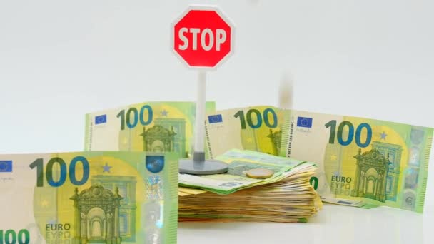 Zatrzymaj walutę euro. Odmowa zapłaty w euro. banknoty, spadające monety euro i czerwony znak stopu na białym tle. Spadek i deprecjacja waluty euro.inflacja pieniądza euro — Wideo stockowe