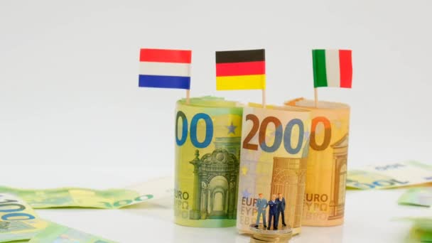Az uniós országok költségvetése és pénzügyei. Az európai országok politikusai és üzletemberei.A gazdaság helyzete Németországban, Franciaországban és Olaszországban. Az euroérméken öltönyös férfiak számadatai — Stock videók
