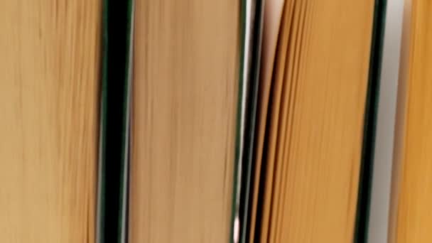 Βιβλία σε λευκό φόντο.Ανάγνωση και εκπαίδευση. Έννοια της γνώσης.Λογοτεχνία και ανάγνωση.Βιβλία σε πράσινα εξώφυλλα — Αρχείο Βίντεο
