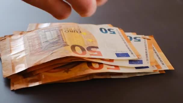 Επαναφορά χρημάτων. Πακέτο τραπεζογραμματίων των πενήντα ευρώ. τα χέρια μετράνε τα χαρτονομίσματα του ευρώ σε γκρι φόντο.Γρήγορη μετακίνηση.Τα τραπεζογραμμάτια του ευρώ σε χέρια close-up.Euro νόμισμα. Χρήματα στα χέρια — Αρχείο Βίντεο