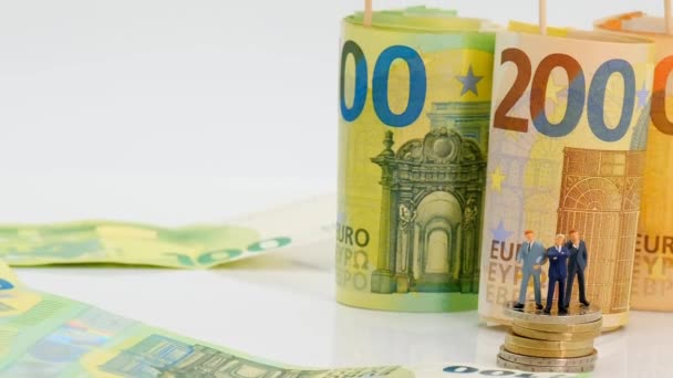 Cifras de políticos y empresarios de países europeos sobre monedas en euros — Vídeo de stock