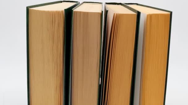 Libri ambientati in copertine verdi su sfondo bianco.Lettura ed educazione. Concetto di conoscenza.Letteratura e lettura — Video Stock