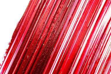 Kırmızı ruj makrosu. Beyaz arka planda ruj dokusu. Kırmızı ruj yüzeyi. Ruj arka planı. Makyaj ve kozmetik ürünleri.