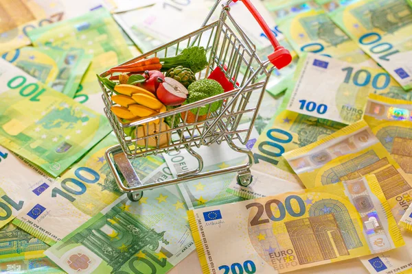 Avrupa 'da gıda fiyatları. Avrupa Birliği' nde yükselen gıda fiyatları. Avro banknotları üzerinde market arabaları. Avro Bölgesi 'nde yiyecek sepeti.