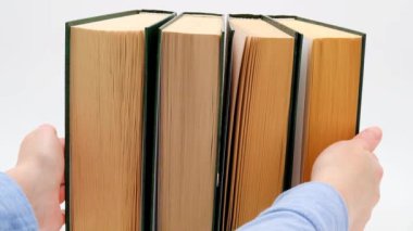 Yeşil kapaklara konmuş kitaplar beyaz bir arkaplanda. Okuma ve eğitim. Bilgi kavramı. Edebiyat ve okuma kavramı..