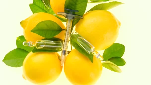 Vitamine C in ampullen. Citroenen en transparante ampullen injecties met vitamine C — Stockvideo