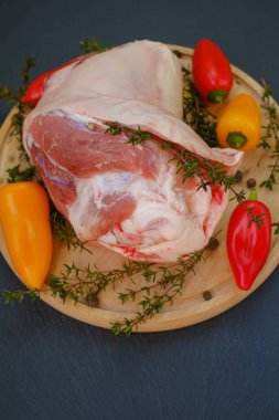 Kemikte domuz eti, biber ve kekik, tahtadan bir tahtada siyah bir arka planda. Et ürünleri. Çiftlik organik biyoeti..