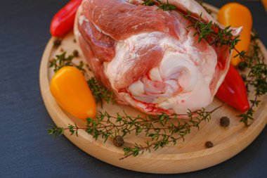  Kemikte et, taze biber ve tahta tahtada kekik otu. Siyah bir arka planda. Et ürünleri. Çiftlik organik biyoeti..