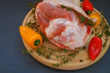 Kemikte domuz eti, taze biber ve tahta üzerinde kekik otu. Et ürünleri..