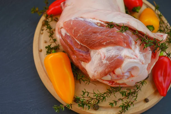 Kemikte domuz eti, taze biber ve tahtadan bir tahta üzerinde kekik otu. Et ürünleri. Çiftlik organik biyoeti..