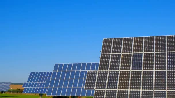 Energii odnawialnej. Zielona energia.Pole paneli słonecznych. alternatywna energia odnawialna z natury. Technologia energii słonecznej. Alternatywne źródła energii. — Wideo stockowe
