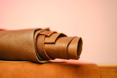 Kahverengi deri rulo. Hakiki deri karışımı. kahverengi hakiki deri karışımı.