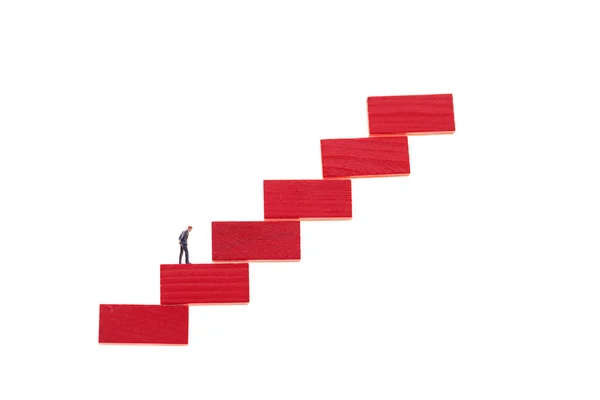 キャリアはしごの概念 キャリアの成長 白い背景に隔離された赤い階段のはしごの上のビジネスマンの姿 — ストック写真