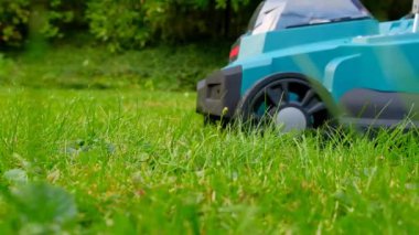 Yeşil çim biçme makinesi yaz bahçesindeki çimleri biçer bahçe aletleri ve eşyalar. 4k görüntü
