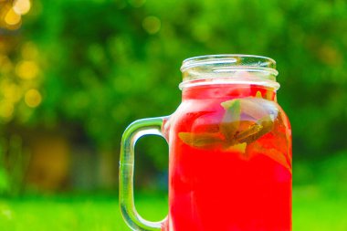 Karpuz yaz içeceği. Karpuz tatlısı. Deniz mahsullü yaz karpuzu içeceği. Bardakta buzlu kokteyl ile soğutma. Karpuz düşük kalorili içecek kupası. 