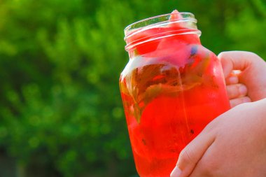 Karpuz diyeti yaz içeceği. Karpuz tatlısı. Stevie ile yaz karpuz içeceği. Bardakta buzlu kokteyl ile soğutulmuş soğutma. Yaz bahçesinde düşük kalorili karpuz içeceği..