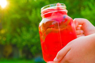 Karpuz yaz içeceği. Karpuz tatlısı. Yaz karpuz içeceği, Stevie ile birlikte, cam sisli bardakta soğutulmuş buzlu kokteyl. Yaz bahçesinde karpuz içeceği..