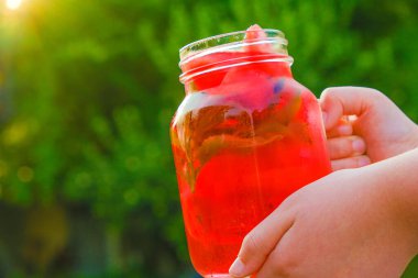 Karpuz diyeti. Smmer içecek. Karpuz tatlısı. Stevie ile yaz karpuz içeceği. Bardakta buzlu kokteyl ile soğutulmuş soğutma. Yaz bahçesinde düşük kalorili karpuz içeceği..