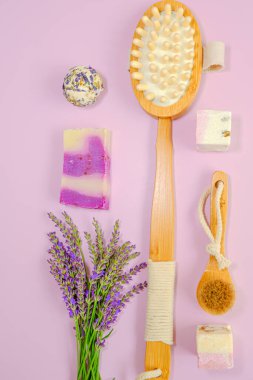 Lavanta sabunu. Lavanta özlü kozmetik seti. Banyo sabunu, trüf mantarı, doğal fırçalar ve lavanta çiçekleri. Lavanta kokulu vücut kozmetikleri 