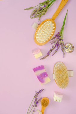 Lavanta sabunu. Aromaterapi ve lavanta özlü spa. Lavanta kokulu kozmetik ürünleri. Lavanta yapraklı vücut için sabun çubukları ve trüf mantarları.