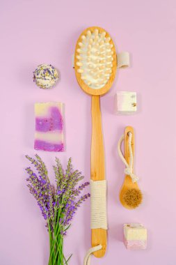 Lavanta özlü kozmetik spa seti. Aromaterapi ve lavanta özlü spa. Lavanta kokulu, lavanta kokulu banyo sabunu ve trüf mantarı. 