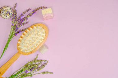 Lavanta sabunu. Aromaterapi ve lavanta özlü spa. Lavanta kokulu vücut kozmetikleri. Lavanta yapraklı vücut için sabun çubukları ve trüf mantarları.