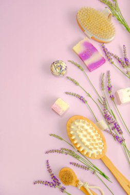 Lavanta sabunu. Lavanta özlü kozmetik spa. Banyo sabunu, trüf mantarı ve pembe arka planda doğal diş fırçaları. Aromaterapi ve lavanta özlü spa. 