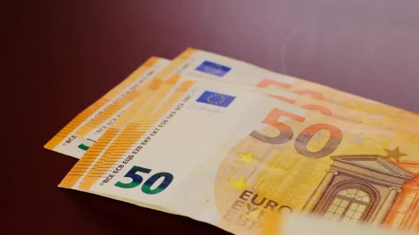 重新计算资金 欧洲国家的支出和收入 欧元现钞 50欧元钞票包 在褐色模糊的背景下 手工计数欧元钞票的特写 欧元汇率 — 图库视频影像