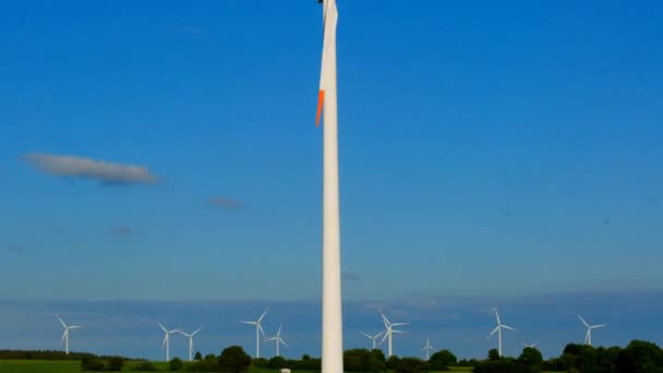 Wiatrak Zbliżenie Błękitne Niebo Wiatraki Ustawić Tła Zielona Energia Energii — Wideo stockowe
