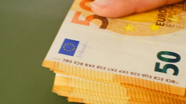 欧洲的商品成本 欧洲国家的支出和收入50欧元钞票包装 货币的重新计算 欧元现钞手握特写 欧元货币 4K镜头 — 图库视频影像