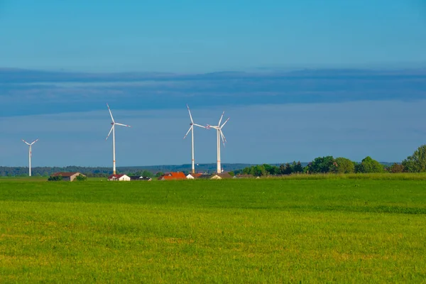 Větrný Mlýn Zelená Energie Větrný Generátor Domov Zeleném Pole Větrné — Stock fotografie