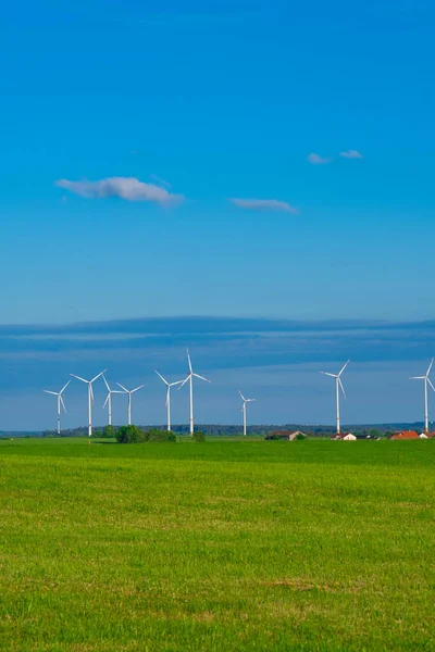 Zelená Energie Generátor Větru Domov Zeleném Pole Větrné Mlýny Modrém — Stock fotografie