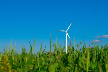 Mavi gökyüzündeki rüzgar jeneratörü. Yenilenebilir enerji. Alternatif enerji kaynakları. Çevre dostu doğal enerji kaynağı..