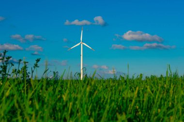  Mavi gökyüzündeki yel değirmeni. Yenilenebilir enerji. Alternatif enerji kaynakları. Çevre dostu doğal enerji kaynağı..