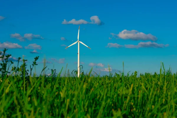 Windmühle Auf Blauem Himmelhintergrund Erneuerbare Energie Alternative Energiequellen Umweltfreundliche Natürliche — Stockfoto