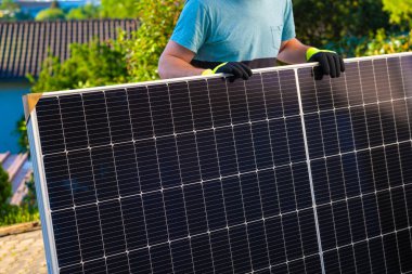Güneş enerjisi. Yeşil enerji. Yaz bahçesindeki bir işçinin güneş paneli. Güneş panellerinin montajı. Yenilenebilir enerji. Doğadan alternatif enerji. Güneş enerjisi teknolojisi.. 