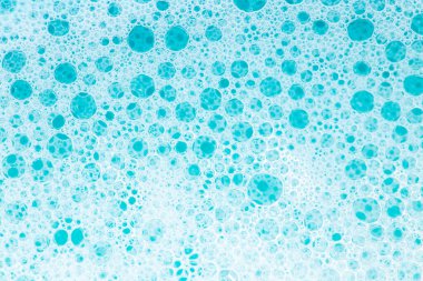 Beyaz köpüklü mavi su. Temizlik ve hijyen geçmişi. Köpüklü sabun köpüğü. Doku köpüğü yakın plan. mavi sabun köpükleri arka plan. Çamaşır ve temizlik. Köpük köpükleri..